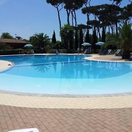 In Mit Gemeinschaftlichem Pool Und Terrasse